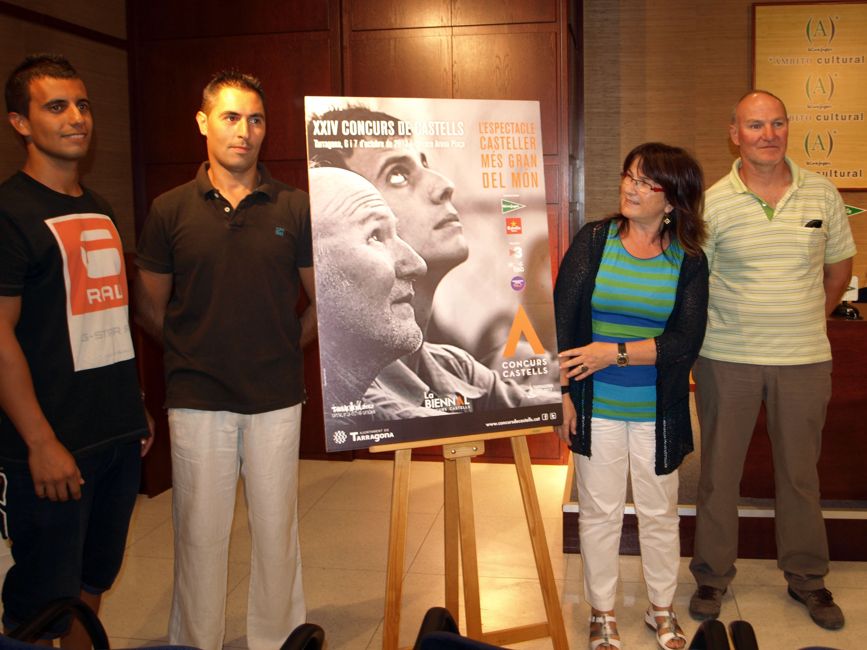 La consellera de Cultura, Carme Crespo, presentant la imatge del Concurs acompanyada de l'autor de la fotografia i dels protagonistes del cartell